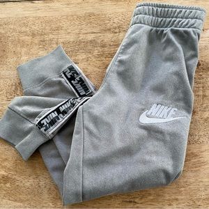 Nike Child’s Small‎ (4-5 yrs) Gray Poly Repeat Logo Joggers